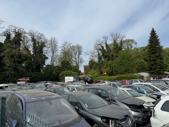 Pièces auto d'occasion en rayonnage